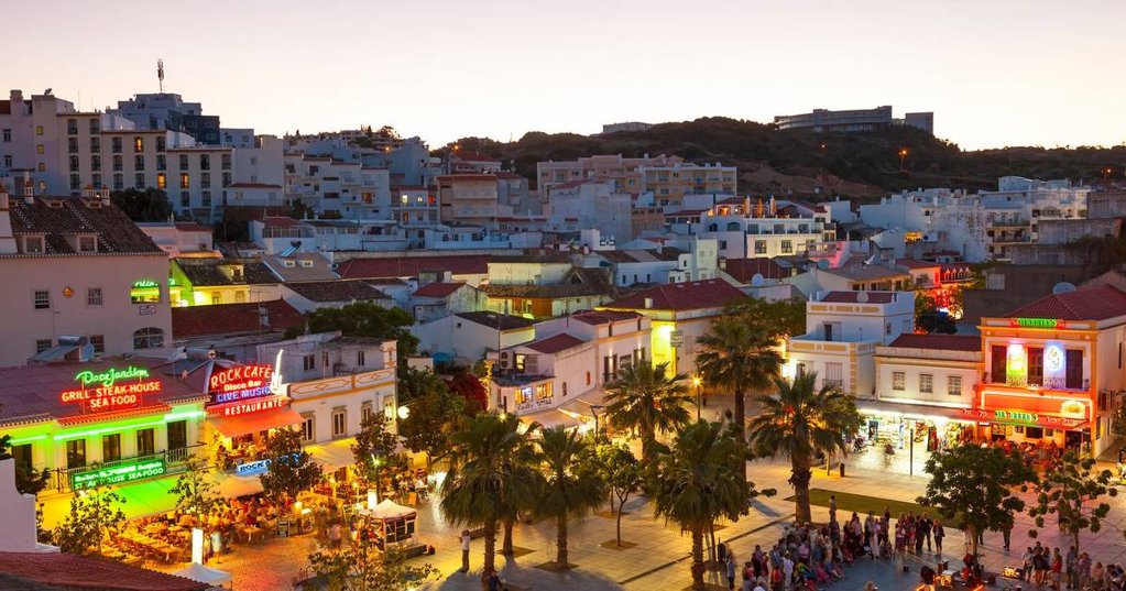 Albufeira Proíbe Venda Noturna de Álcool para Consumo na Rua