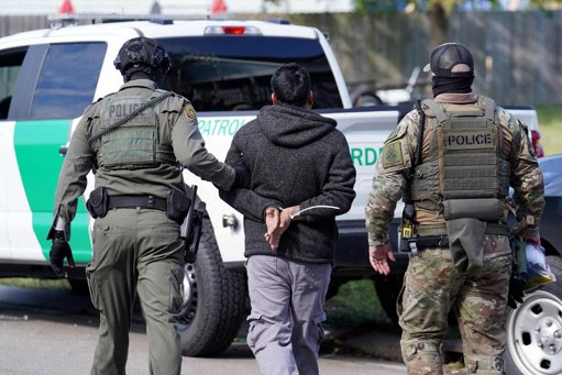 L'administration Trump durcit sa politique migratoire avec des actions à La Nouvelle-Orléans et la suspension des demandes de 19 pays