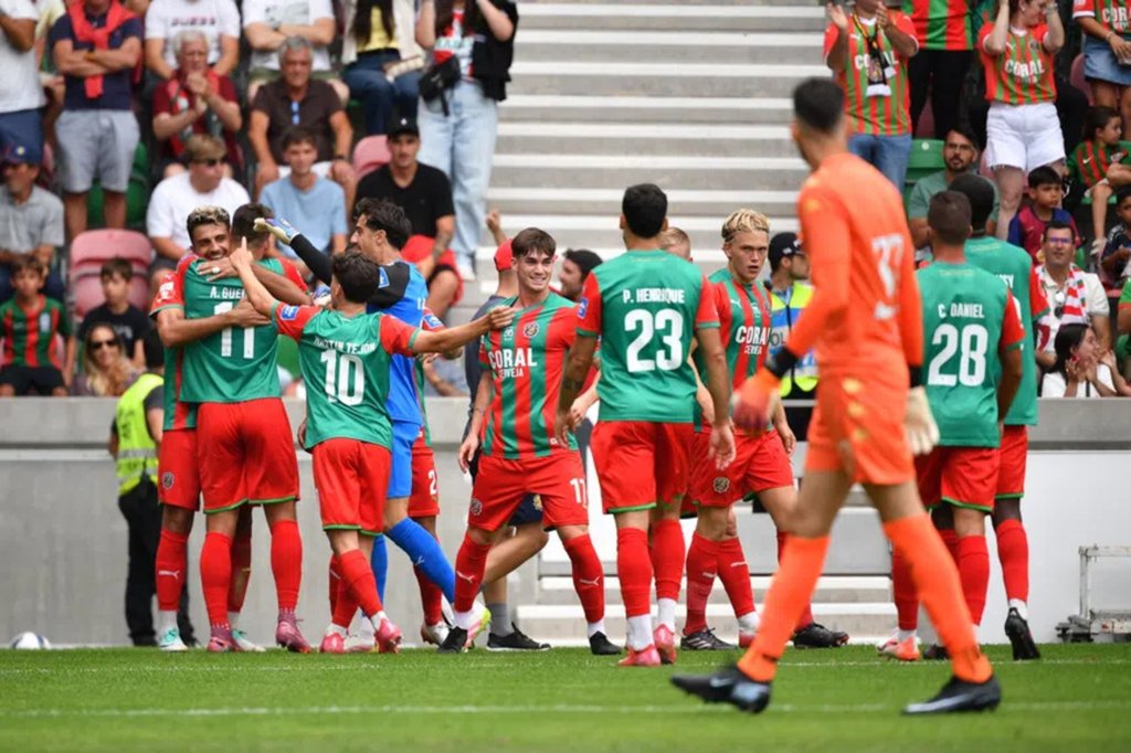 Marítimo goleia rival Nacional e mostra credenciais para a II Liga