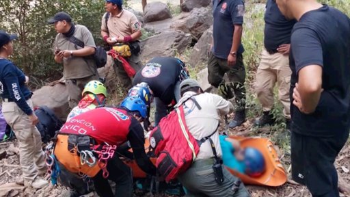Rescatan con éxito a doce excursionistas extraviados en cascada de Tapalpa