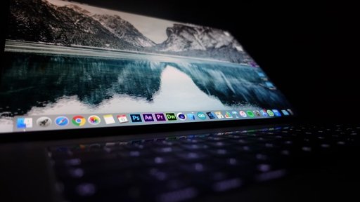 Rumores indicam que a Apple prepara o primeiro MacBook Pro com ecrã tátil para 2026