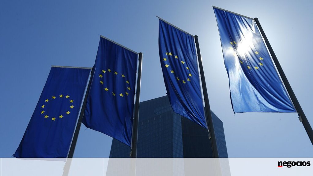 Bancos Centrais Divergem sobre Emissão de Moedas Digitais (CBDCs)