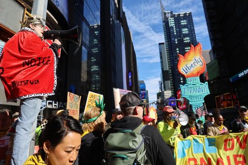 Mobilisation anti-Trump et revirement sur l'Ukraine