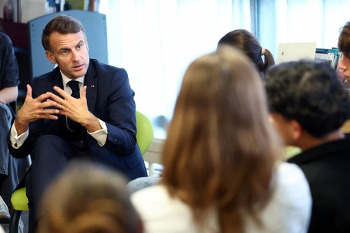 Emmanuel Macron envisage d'interdire le téléphone portable dans les lycées