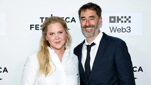 Amy Schumer anuncia separação de Chris Fischer com humor e pedido de privacidade