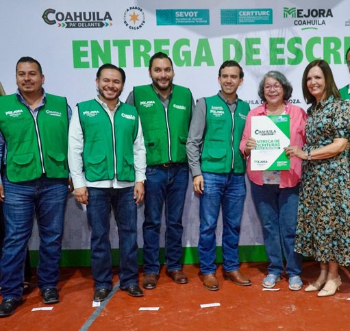Mejora Coahuila Entrega 372 Escrituras en la Región Centro, Brindando Certeza Jurídica a Familias