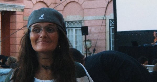 Carolina Deslandes responde a ameaças com música e revelação pessoal