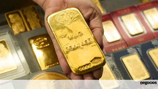 Ouro atinge novo máximo histórico acima dos 4.500 dólares por onça