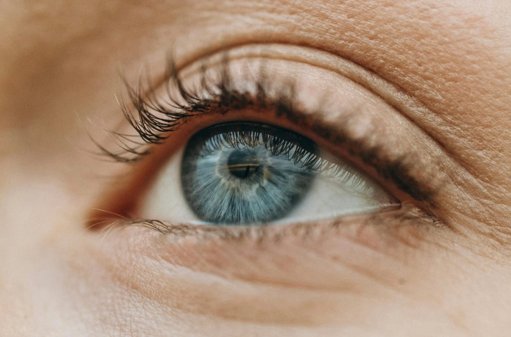 Chip retinal pioneiro restaura visão de leitura em doentes cegos