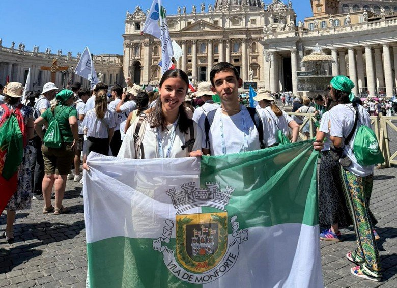 Jovens de Monforte levam bandeira do concelho ao Jubileu em Roma