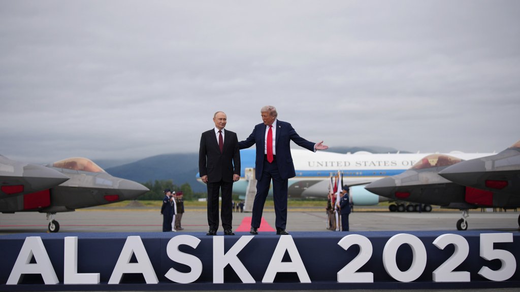 Propostas de cimeira trilateral e garantias de segurança para a Ucrânia emergem pós-Alasca