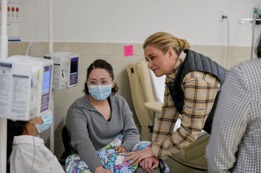 Gobernadora Maru Campos visita a pacientes del Hospital General de Juárez en Navidad