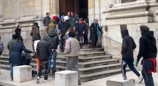 Crise humanitaire à Lyon : des jeunes migrants trouvent refuge dans une église