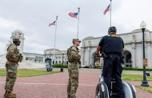 Trump Amenaza con Invocar la Ley de Insurrección ante Conflictos con Gobiernos Demócratas