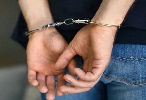 Homem detido por incendiar casa e viatura dos pais por frustração de não ter dinheiro para droga