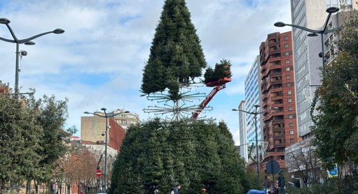 Toulouse entre dans l'ambiance des fêtes avec son sapin géant et ses marchés de Noël