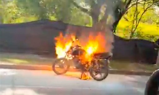 Conductor incendia su propia motocicleta para evadir un control de tránsito en Cali