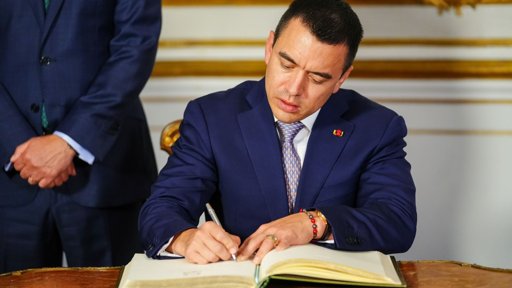 Presidente de Ecuador reorganiza su gabinete tras derrota en referéndum