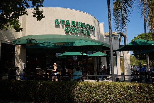 Starbucks anuncia reestructuración con cierre de tiendas y despidos masivos