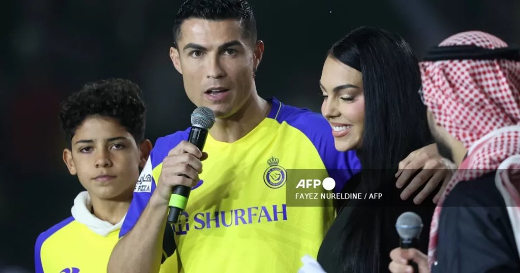 Compromiso de Cristiano Ronaldo y Georgina Rodríguez desata furor en redes