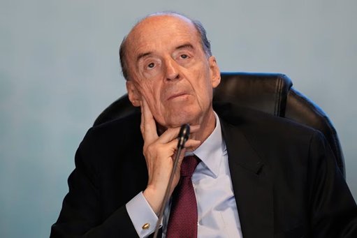 Fiscalía imputará cargos al excanciller Álvaro Leyva por escándalo de pasaportes