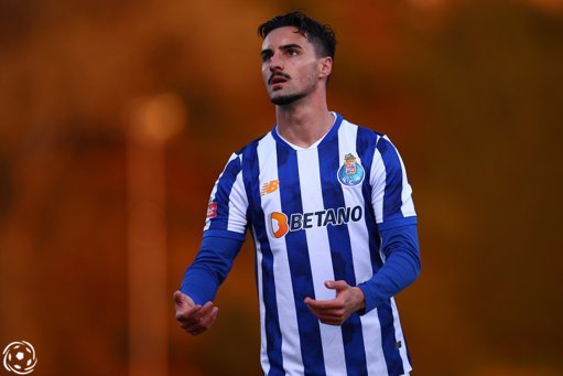 Stephen Eustáquio regressa ao FC Porto por precaução após lesão no Canadá