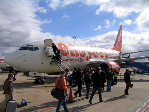 Família britânica acusada de tentar embarcar com idosa morta em voo da easyJet