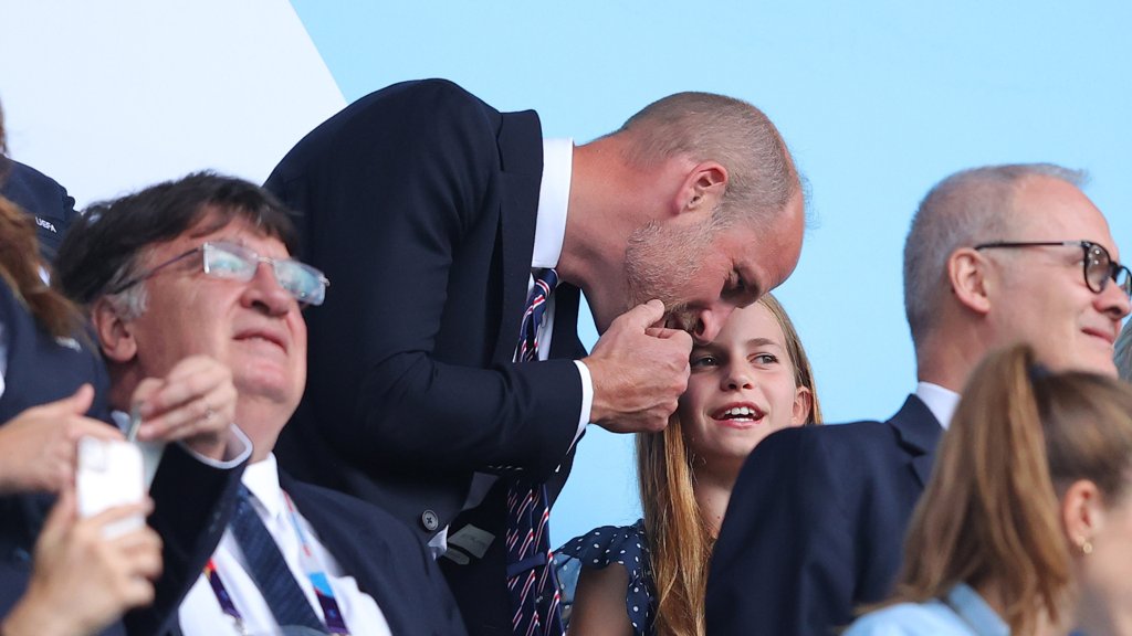 Princesa Charlotte acompanha o pai William na final do Euro feminino