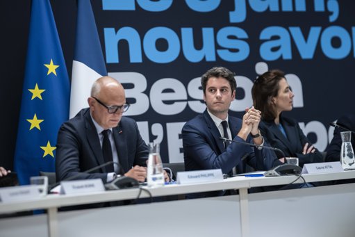 Popularité en berne pour Macron, Lecornu en quête de légitimité