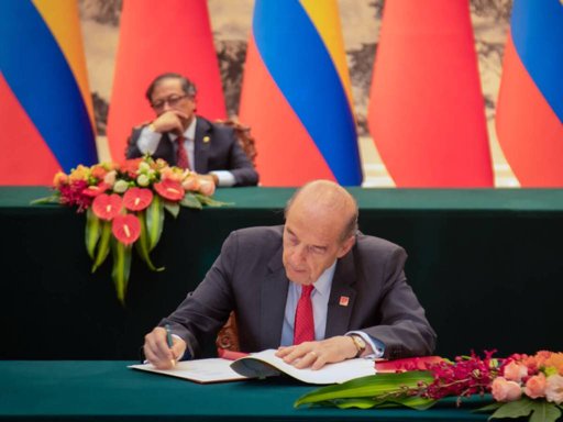 Fiscalía imputará cargos al excanciller Álvaro Leyva por licitación de pasaportes