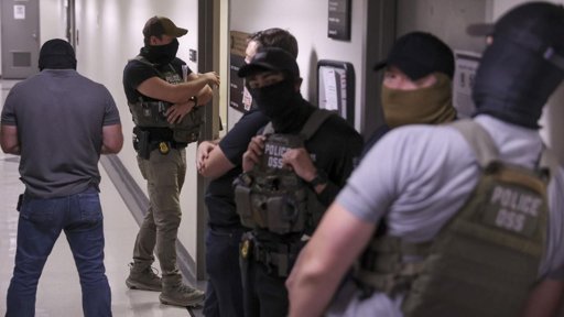 Despiden a agente de ICE por agresión a mujer migrante en Nueva York