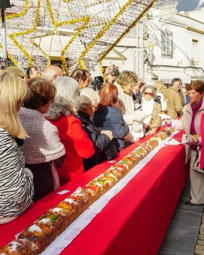 Tradição do Bolo-Rei Gigante Reúne Centenas de Pessoas em Beja