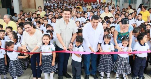 Gira de trabajo en Comalcalco entrega apoyos sociales e inaugura infraestructura educativa