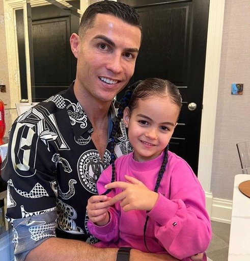 Cristiano Ronaldo celebra aniversário da filha Alana com publicação que se torna viral