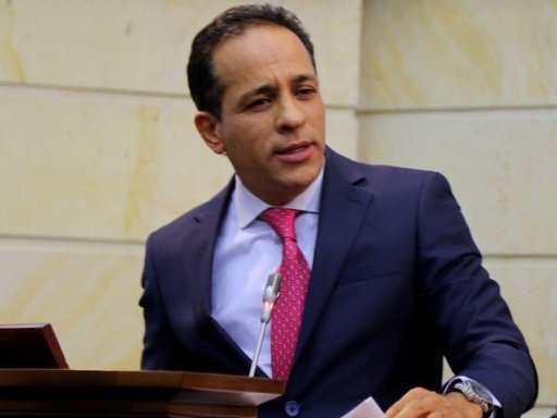 Corte Constitucional restituye curul al senador Alexander López y pide reformar ley de doble militancia