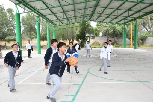 Inauguran techado escolar en Soledad de Graciano Sánchez; anuncian más obras deportivas