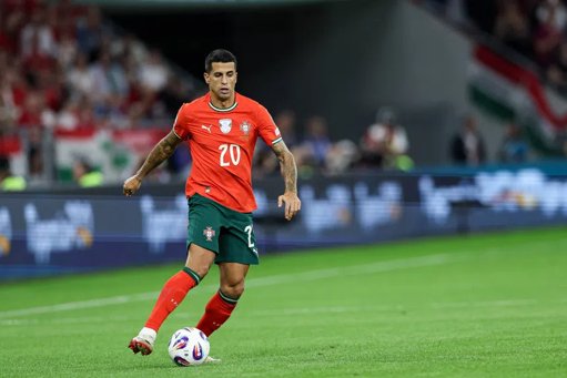 Lesão afasta João Cancelo por seis a oito semanas e falha jogos de Portugal