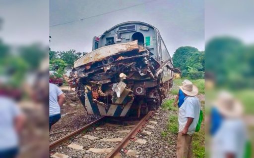 Tren Interoceánico colisiona con un tráiler en Chiapas; no se reportan pasajeros lesionados