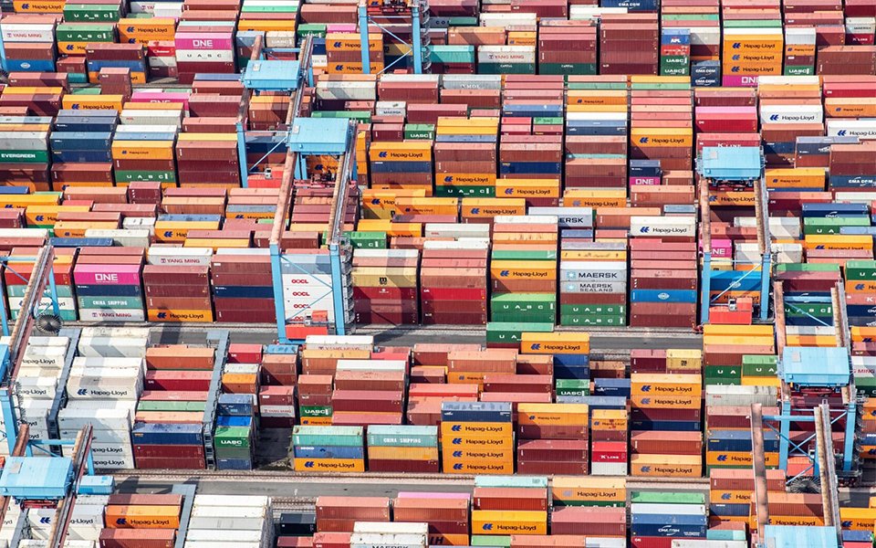 Acordo Comercial EUA-UE: Tarifa de 15% Gera Incerteza e Debate sobre Concessões