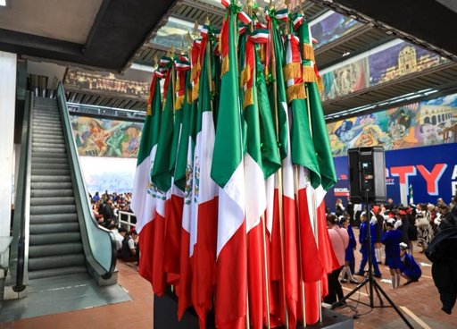 Monterrey renueva Banderas Nacionales en 50 escuelas públicas para fomentar valores cívicos