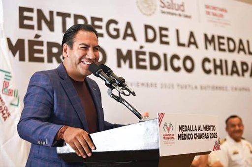 Gobernador de Chiapas entrega Medalla al Mérito Médico al Dr. Salvador Pacheco Segura por su servicio a comunidades vulnerables