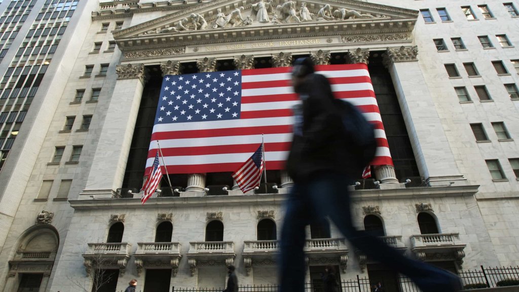 Wall Street atinge recordes com otimismo comercial, mas abre mista com resultados empresariais