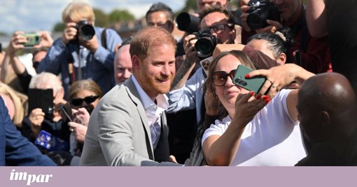 Príncipe Harry em Visita ao Reino Unido para Homenagear a Rainha Isabel II