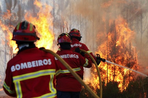 Incêndio de grandes proporções consome milhares de hectares no Algarve