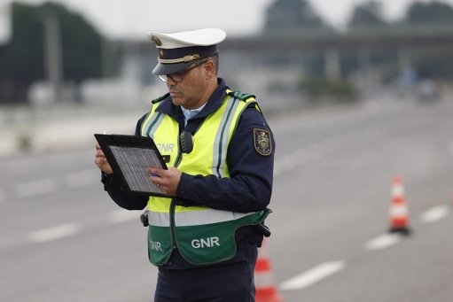 PSP Alerta para Coimas Pesadas por Uso de Telemóvel em Semáforos