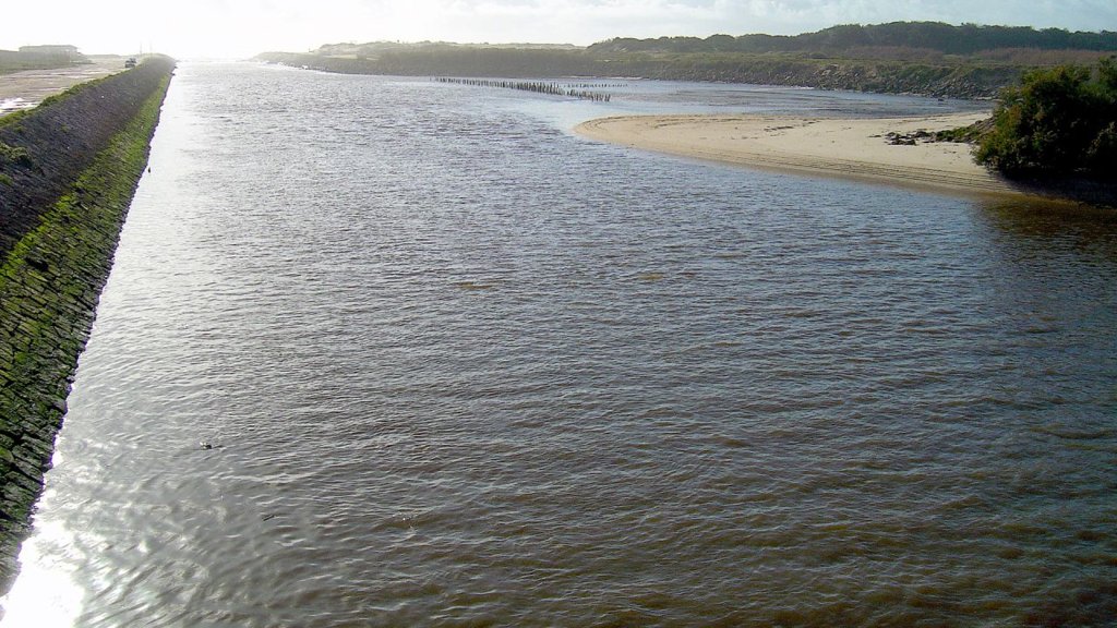 Descarga de Efluentes no Rio Lis Leva a Alertas e Interdição de Praias