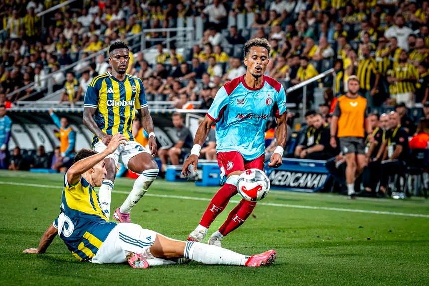 Fenerbahçe de Mourinho qualifica-se para o play-off da Champions e defronta o Benfica