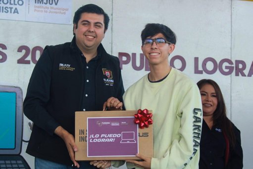 Programa ‘Lo Puedo Lograr’ entrega 200 computadoras a estudiantes en Tijuana