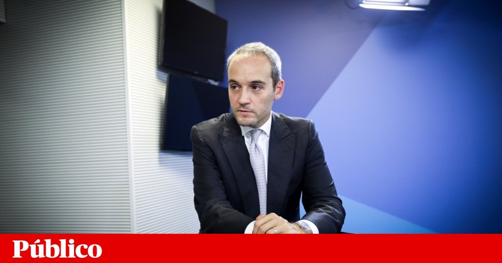 Luís Marques Mendes formaliza candidatura e forma comissão política