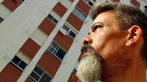 Família com Filha Autista Enfrenta Despejo e Pondera Viver em Tenda